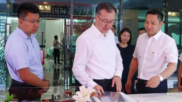 新疆維吾爾自治區(qū)領(lǐng)導伊力扎提·艾合買提江蒞臨五江溫泉城視察指導